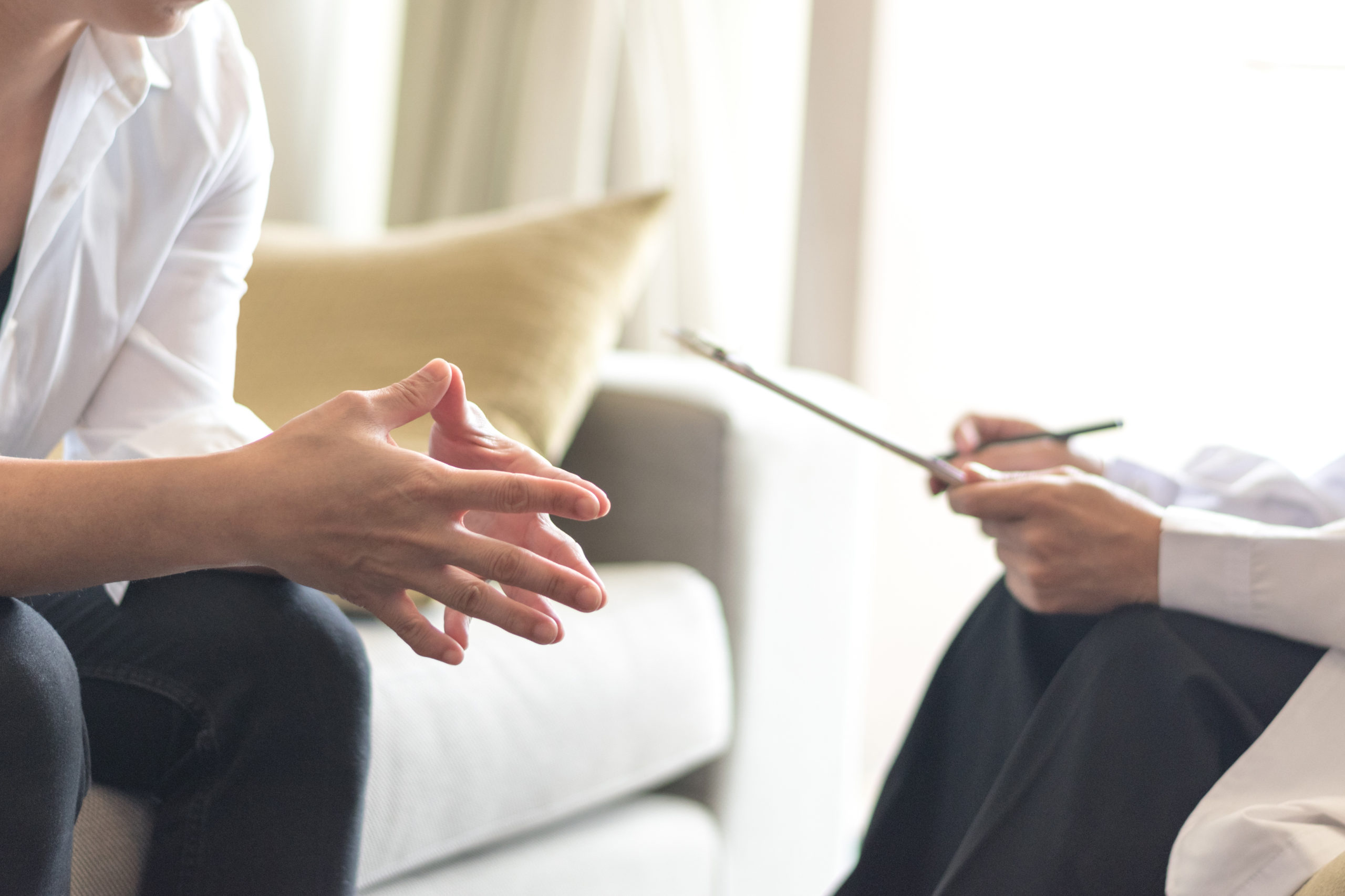 مستشار صحة نفسية يعمل على تقييم الحالة النفسية