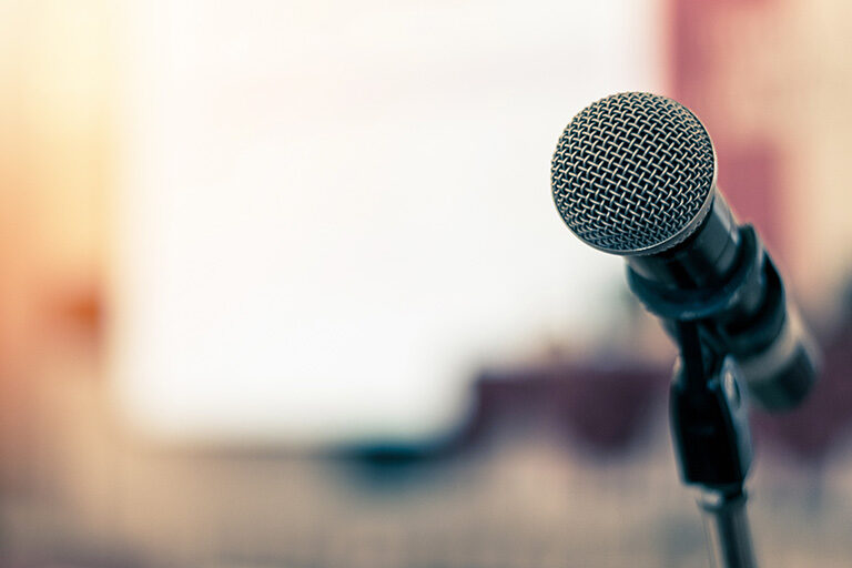 picture of microphone on microphone stand